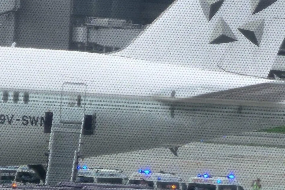 Dalam satu catatan Facebook, Singapore Airlines memaklumkan pesawat SQ 321 dari London ke Singapura dilencongkan ke Bangkok untuk melakukan pendaratan cemas di Lapangan Terbang Suvarnabhumi pada 3.45 petang 21 Mei.