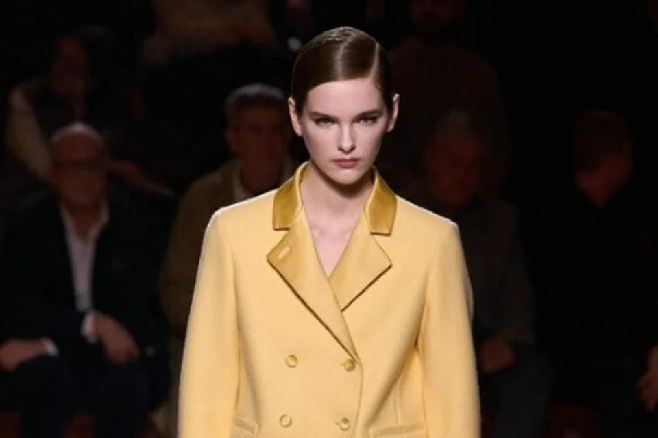 Dengan memakai blazer berbutang dua, seseorang akan kelihatan lebih kemas dan bergaya.