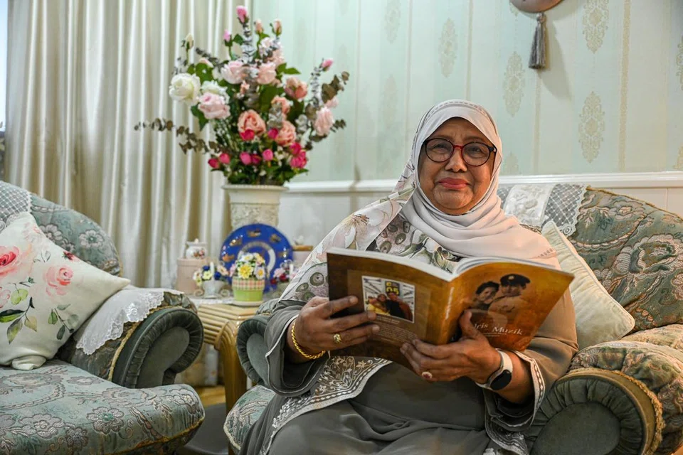 Cik Zaharah Jantan menulis memoir mengenai cinta hatinya, Allahyarham Idris Mohd Yusof, dikenali sebagai pengarah muzik dalam Pancaragam Pasukan Polis Singapura (SPF). Buku itu akan dilancarkan pada 17 Ogos.