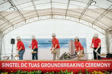 SEDANG DIBINA: Acara pecah tanah bagi pusat data Tuas Singtel pada 8 Ogos 2023 disertai (dari kiri) Encik Arthur Lang, ketua pegawai kewangan kumpulan Singtel; Encik Yuen Kuan Moon, ketua pegawai eksekutif kumpulan Singtel; Encik Lew Chuen Hong, ketua eksekutif Penguasa Pembangunan Infokom Media (IMDA); Cik Aileen Chia, timbalan ketua eksekutif IMDA; dan Encik Bill Chang, ketua pegawai eksekutif Digital InfraCo Singtel.