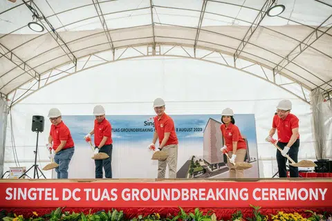 SEDANG DIBINA: Acara pecah tanah bagi pusat data Tuas Singtel pada 8 Ogos 2023 disertai (dari kiri) Encik Arthur Lang, ketua pegawai kewangan kumpulan Singtel; Encik Yuen Kuan Moon, ketua pegawai eksekutif kumpulan Singtel; Encik Lew Chuen Hong, ketua eksekutif Penguasa Pembangunan Infokom Media (IMDA); Cik Aileen Chia, timbalan ketua eksekutif IMDA; dan Encik Bill Chang, ketua pegawai eksekutif Digital InfraCo Singtel.