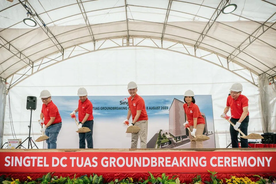 SEDANG DIBINA: Acara pecah tanah bagi pusat data Tuas Singtel pada 8 Ogos 2023 disertai (dari kiri) Encik Arthur Lang, ketua pegawai kewangan kumpulan Singtel; Encik Yuen Kuan Moon, ketua pegawai eksekutif kumpulan Singtel; Encik Lew Chuen Hong, ketua eksekutif Penguasa Pembangunan Infokom Media (IMDA); Cik Aileen Chia, timbalan ketua eksekutif IMDA; dan Encik Bill Chang, ketua pegawai eksekutif Digital InfraCo Singtel.