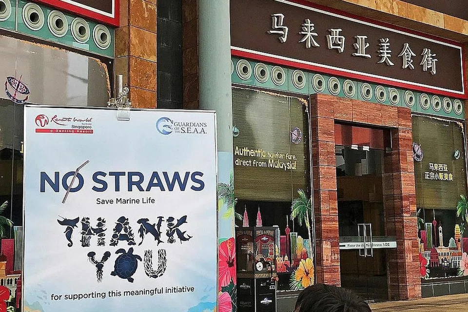 BEBAS STRAW: Resorts World Sentosa berkata langkah terkini untuk berhenti menyediakan straw adalah bagi membantu menghapuskan penggunaaan 3 juta straw setahun di pusat makanan dan daya tarikannya itu. - Foto RESORTS WORLD SENTOSA