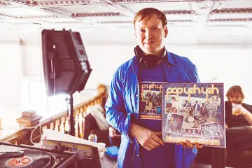 TERSILAP MEMBELI TETAPI JATUH HATI: Encik Carl Hamm dari Virginia tertarik pada irama Pop Yeh-Yeh meskipun awalnya tersilap membeli album yang disangka mengandungi lagu Indonesia. - Foto SAMUEL DIXON