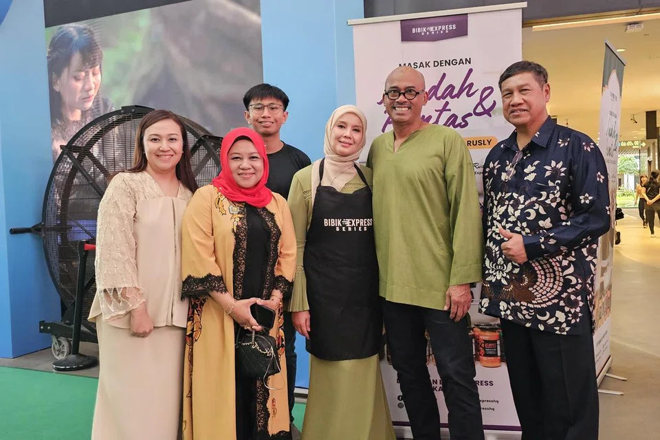 (Dari kiri) Dalam gambar bersama Sheila Rusly (tengah) adalah Ketua Jualan dan Pemasaran, HSG Global, Cik Siti Norafidah Mohamad Mislan; Pengarah Eksekutif STIE Pte Ltd, Cik Maslina Mohamed; Ketua Kewangan dan Pembangunan Perniagaan, HSG Global, Encik Norizam Baharon; Suami Sheila Rusly, Azman Yahya dan Pengarah Urusan, HSG Global, Encik Abdul Latip Isnin.