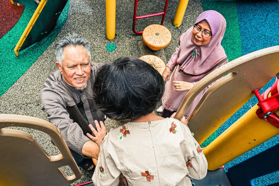 Encik Ridzwan Ahmad dan Cik Normala Mohd Noor, memilih menjadi ‘ibu bapa baru’ pada usia emas dengan menjadi ibu bapa titipan pada 2022. 