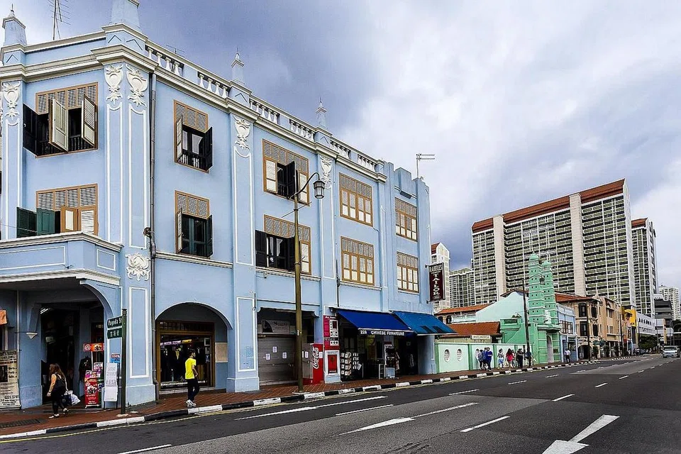 ASET WAKAF: Rumah-rumah kedai berwarna biru bersebelahan Masjid Jamae Chulia sepanjang South Bridge Road ini adalah antara aset Wakaf Jamae. - Foto MUIS