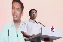 LALUAN BERBEZA: Dr Wan Rizal Wan Zakariah melalui laluan pendidikan yang berbeza bermula daripada aliran normal di sekolah menengah, beralih ke politeknik, kemudian meraih ijazah sarjana muda dan akhirnya, genggam segulung ijazah Doktor Falsafah. - Foto BH oleh GAVIN FOO