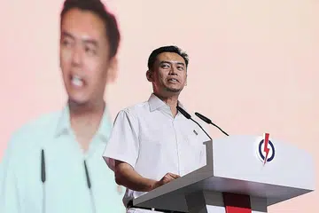 LALUAN BERBEZA: Dr Wan Rizal Wan Zakariah melalui laluan pendidikan yang berbeza bermula daripada aliran normal di sekolah menengah, beralih ke politeknik, kemudian meraih ijazah sarjana muda dan akhirnya, genggam segulung ijazah Doktor Falsafah. - Foto BH oleh GAVIN FOO