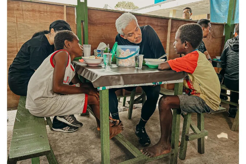MULA PIKAT PENGUNDI: Encik Ganjar Pranowo menemui murid sekolah di sebuah kampung di Merauke, wilayah Papua Selatan, pada Rabu bagi memulakan kempen beliau bagi Pilihan Raya Presiden 2024. 