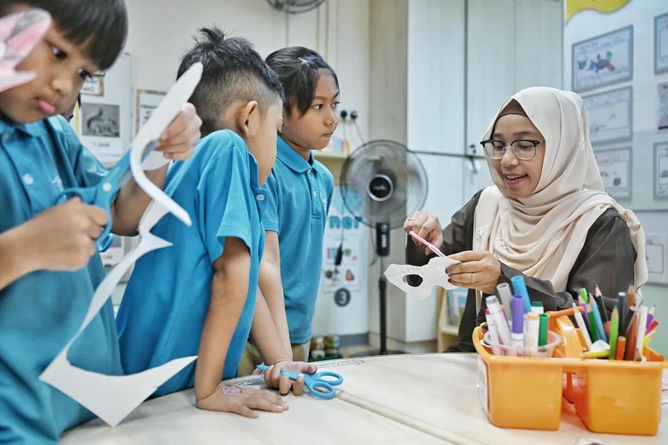 Salah seorang pendidik di Tadika MK@WestView, Guru Kanan (Bahasa Melayu) Cik Nur Jannah Fatin Mohamed semasa sesi pembelajaran bahasa ibunda.