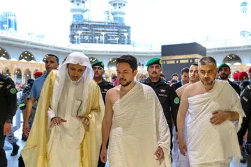 Gambar yang diedarkan oleh Istana Diraja Jordan pada 18 Mac 2024 menunjukkan Putera Mahkota Jordan Hussein (tengah)  menunaikan umrah semasa Ramadan sedang Arab Saudi mengumumkan had pelaksanaan umrah dengan anggota jemaah tidak boleh mengerjakan ibadah itu lebih dari sekali dalam bulan puasa sebagai sebahagian daripada usaha untuk mengelakkan kesesakan di Tanah Suci.
