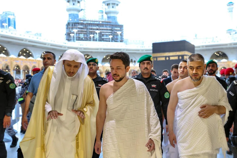 Gambar yang diedarkan oleh Istana Diraja Jordan pada 18 Mac 2024 menunjukkan Putera Mahkota Jordan Hussein (tengah)  menunaikan umrah semasa Ramadan sedang Arab Saudi mengumumkan had pelaksanaan umrah dengan anggota jemaah tidak boleh mengerjakan ibadah itu lebih dari sekali dalam bulan puasa sebagai sebahagian daripada usaha untuk mengelakkan kesesakan di Tanah Suci.