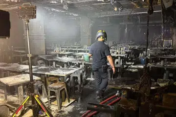 Anggota bomba menjalankan pemeriksaan di dalam pub Rong Beer Na Lat Phrao di daerah Chatuchak, Bangkok, selepas kebakaran yang disusuli letupan mengorbankan sekurang-kurangnya 27 orang dan mencederakan 63 yang lain pada awal pagi 13 Julai 2026. Kebanyakan mangsa dipercayai terperangkap akibat asap tebal yang memenuhi ruang premis, manakala pihak berkuasa Thailand sedang menyiasat punca kejadian.