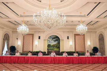 TANGANI BERSAMA ISU KEPIMPINAN: (Dari kiri), Encik Desmond Lee, Encik Ong Ye Kung, Cik Grace Fu, Encik Heng Swee Keat, Encik Lee Hsien Loong, Encik Gan Kim Yong, Encik Masagos Zulkifli, Encik Chan Chun Sing dan Encik Lawrence Wong. - Foto BH oleh DESMOND FOO
