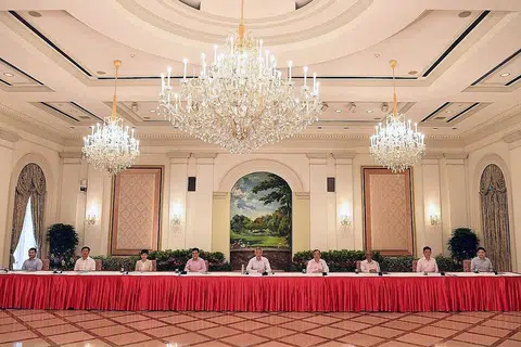TANGANI BERSAMA ISU KEPIMPINAN: (Dari kiri), Encik Desmond Lee, Encik Ong Ye Kung, Cik Grace Fu, Encik Heng Swee Keat, Encik Lee Hsien Loong, Encik Gan Kim Yong, Encik Masagos Zulkifli, Encik Chan Chun Sing dan Encik Lawrence Wong. - Foto BH oleh DESMOND FOO