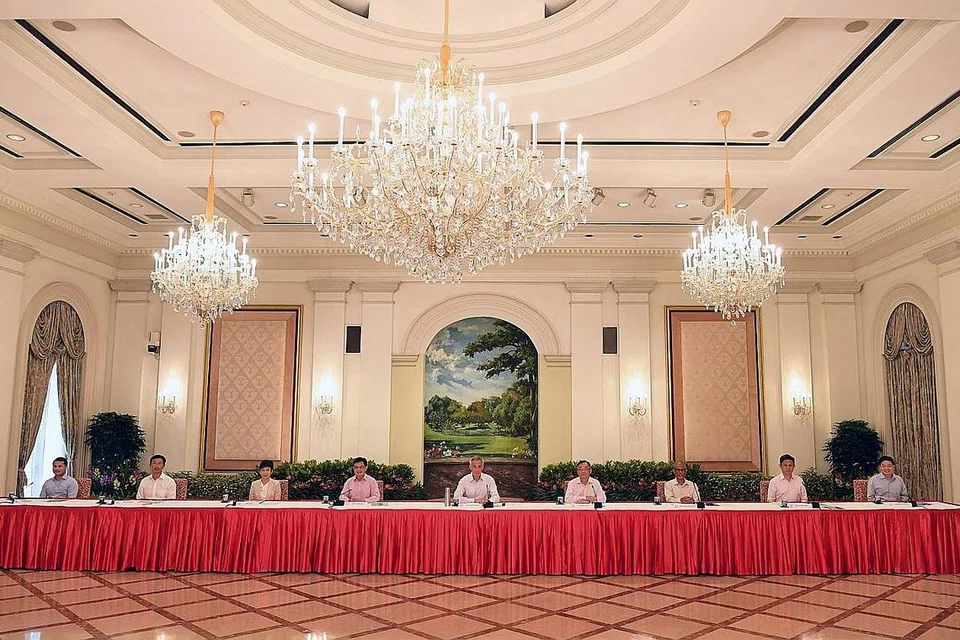 TANGANI BERSAMA ISU KEPIMPINAN: (Dari kiri), Encik Desmond Lee, Encik Ong Ye Kung, Cik Grace Fu, Encik Heng Swee Keat, Encik Lee Hsien Loong, Encik Gan Kim Yong, Encik Masagos Zulkifli, Encik Chan Chun Sing dan Encik Lawrence Wong. - Foto BH oleh DESMOND FOO