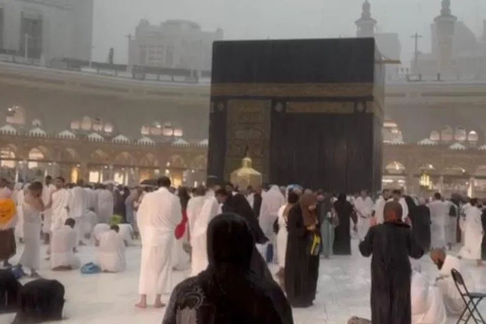Bagi masyarakat Arab, hujan sering dianggap sebagai rahmat bagi umat Islam. Justeru, jemaah digalak untuk teruskan ibadah walau dalam keadaan hujan sambil mengambil langkah berjaga-jaga dalam melaksanakan ibadah, terutama dalam keadaan basah dan licin di kawasan sekitar Masjidil Haram.  