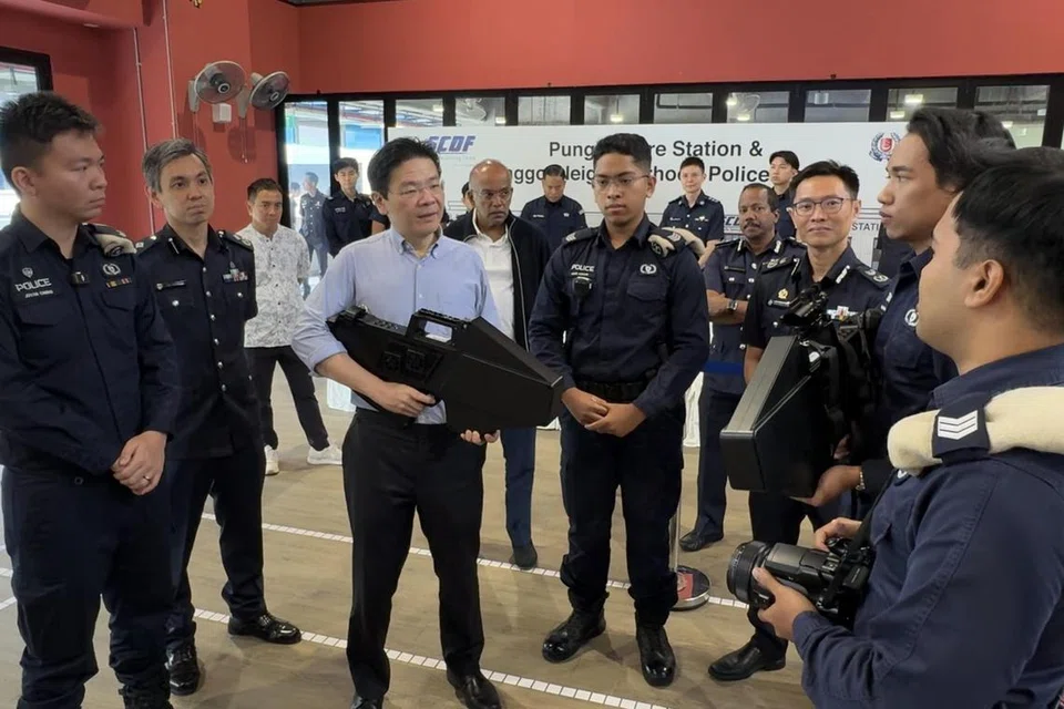 Perdana Menteri, Encik Lawrence Wong, mencuba senapang, jammer, berasaskan frekuensi radio daripada Pasukan Polis Singapura (SPF), yang bertujuan menangani dron yang tidak diingini. 