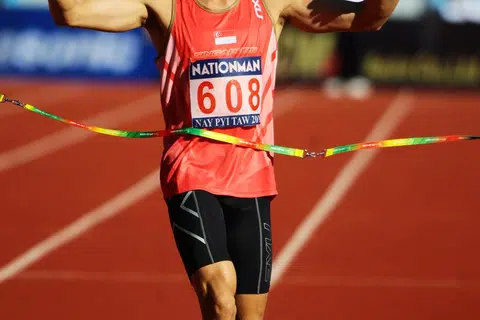 Pelari maraton Singapura, Mok Ying Ren, meraikan kejayaannya selepas menamatkan perlumbaan dan meraih pingat emas di Sukan SEA yang berlangsung di Naypyidaw, Myanmar pada 16 Disember 2013. Mok mencatat masa 2 jam 28 minit 35 saat.