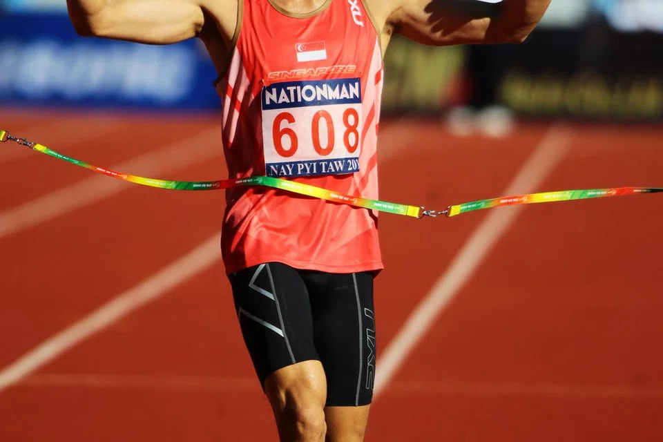 Pelari maraton Singapura, Mok Ying Ren, meraikan kejayaannya selepas menamatkan perlumbaan dan meraih pingat emas di Sukan SEA yang berlangsung di Naypyidaw, Myanmar pada 16 Disember 2013. Mok mencatat masa 2 jam 28 minit 35 saat.