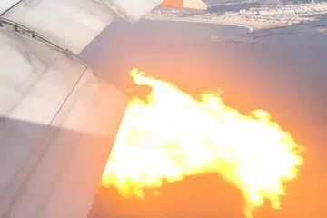 ENJIN TERBAKAR: Saksi yang melihat kejadian itu melaporkan mereka nampak api di enjin pesawat penerbangan PR113 yang kemudian membuat pendaratan kecemasan di Los Angeles.