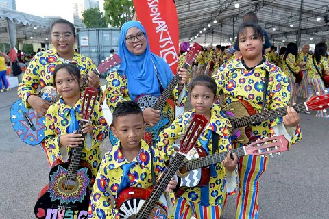 GANDINGAN NENEK DAN CUCU: Cik Saloma (tengah) bersama cucunya (dari kiri) - Siti Nur Eqisah Quraishah Muhd Yasin; Nur Syaidini Fitri Saidi; Muhammad Eijaz Qayyum Muhd Yasin; Siti Nur Eryna Qairiynah Muhd Yasin dan Nur Syaidina Daniyah Saidi - bersedia membuat persembahan Chingay. - Foto BH oleh M.O. SALLEH