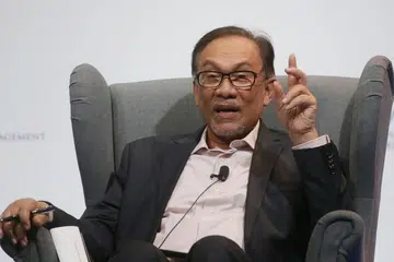 VIDEO SEKS SEJENIS: Datuk Seri Anwar berkata rakyat Malaysia juga ingin tahu siapa yang menyebarkan video seks sejenis melibatkan bekas ketua pemuda PKR.