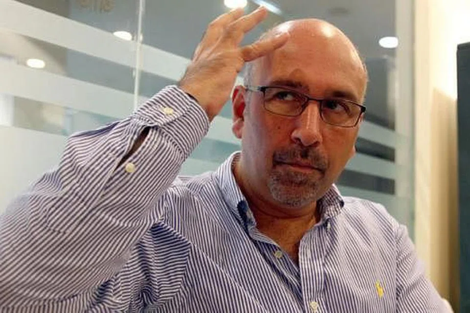 TIGA TAHUN MERANA: Encik Lagonikos menghidap masalah kayap ular di bahagian kanan tengkuk serta mukanya dengan tahap sakit yang paling serius, diberi nama postherpetic neuralgia atau sakit saraf jangka panjang. Mujur baginya beliau telah pulih daripada masalah tersebut. - Foto THE NEW PAPER