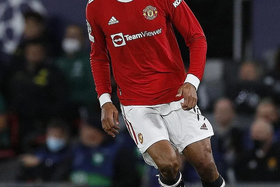 SUDAH NASIB?: Tunggak pertahanan United, Raphael Varane (gambar atas), pasti tidak dapat beraksi menentang Leicester malam ini selepas mengalami kecederaan semasa mewakili pasukan negaranya, Perancis, manakala masa depan pengurus Steve Bruce untuk terus bersama Newcastle dijangka tipis sekali jika mereka mengalami satu lagi kekalahan apabila turun menentang Spurs. - Foto REUTERS