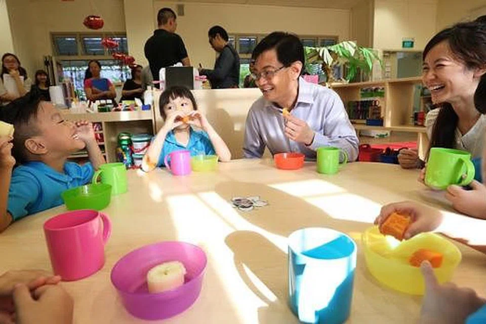 TADIKA MOE: Encik Heng berinteraksi dengan kanak-kanak di tadika MOE Punggol View yang terletak di Sekolah Rendah Punggol View. - Foto THE STRAITS TIMES