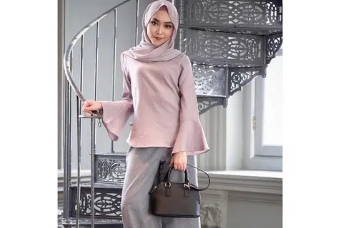 AMBIL LALUAN BERBEZA: Cik Ashikin Hamidon memilih untuk menerokai pekerjaan bebas selaku model muslimah, dan menjadi pegawai pemasaran bebas bagi beberapa syarikat tempatan. - Foto DXPERIMENTS