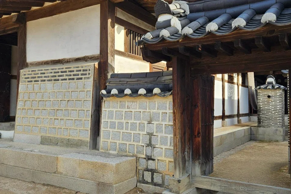 DESA PERMAI: Perkampungan Bukchon Hanok ini membuka ruang untuk anda mengamati seni bina rumah kampung di Korea.