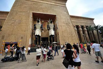 TENAGA DIPERBAHARUI: Dalam usaha mencapai sasaran menjana10 peratus keperluan tenaga pulau itu dengan tenaga yang boleh diperbaharui panel-panel suria akan dipasang di bumbung seperti tarikan roller coaster Revenge Of The Mummy. - Foto BH oleh ALPHONSUS CHERN