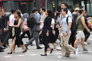 Semua penjawat perkhidmatan awam akan menerima bonus pertengahan tahun 0.45 bulan, dengan kakitangan gred rendah mendapat bayaran tambahan sehingga $250.