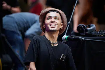 TONJOLKAN SIFAT KASIH: Encik Danial, atau lebih dikenali dengan nama pentas Wheelsmith, berharap walaupun pandemik semakin pulih, sikap belas kasihan yang ditonjolkan semasa tempoh kesukaran itu tidak pudar. - Foto-foto PROJECT LIONHEART