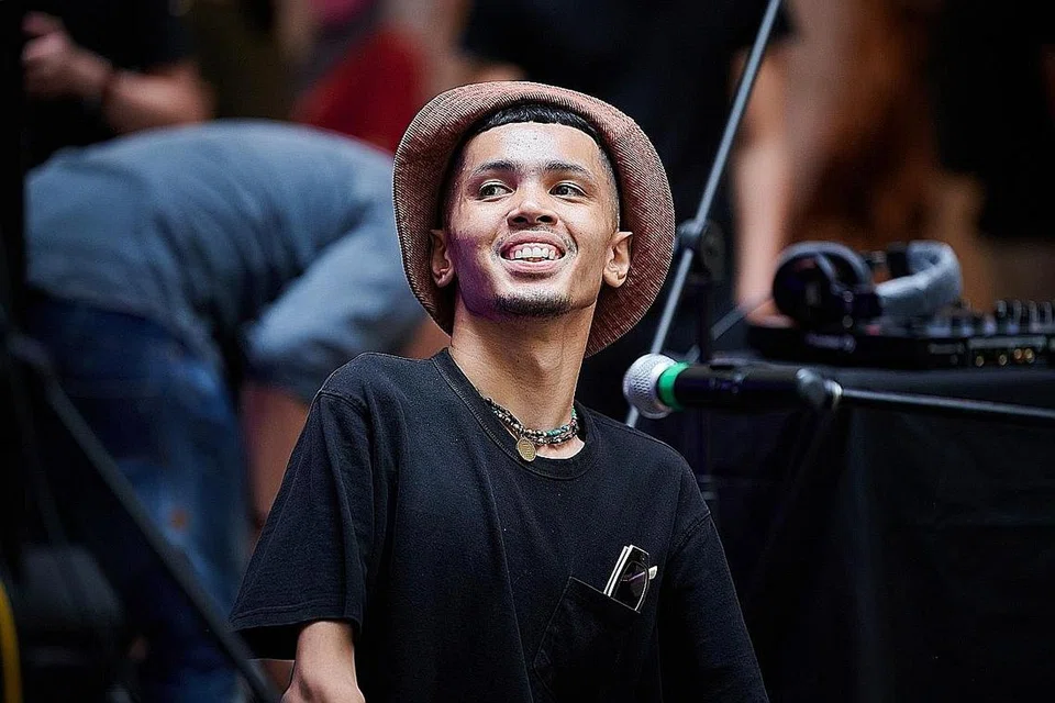 TONJOLKAN SIFAT KASIH: Encik Danial, atau lebih dikenali dengan nama pentas Wheelsmith, berharap walaupun pandemik semakin pulih, sikap belas kasihan yang ditonjolkan semasa tempoh kesukaran itu tidak pudar. - Foto-foto PROJECT LIONHEART