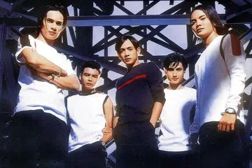ZAMAN GEMILANG: Tomok (tengah) mula dikenali ketika menerajui 'boyband' popular 1990-an, New Boyz. -Foto fail