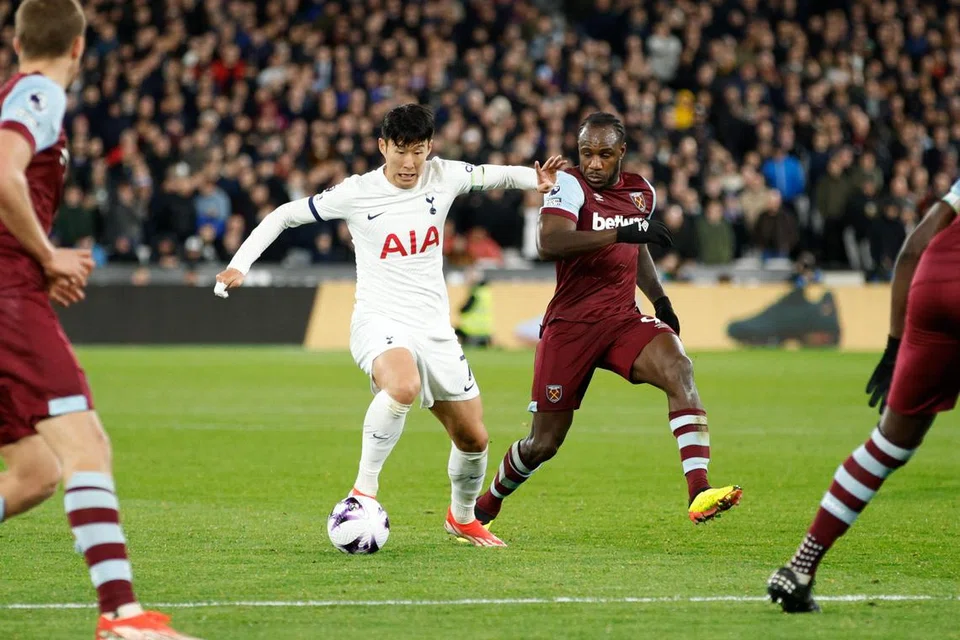 Pemain Tottenham, Son Heung-Min (kiri) beraksi dengan pemain West Ham, Michail Antonio sewaktu perlawanan di mana Spurs seri 1-1 dengan West Ham United.
