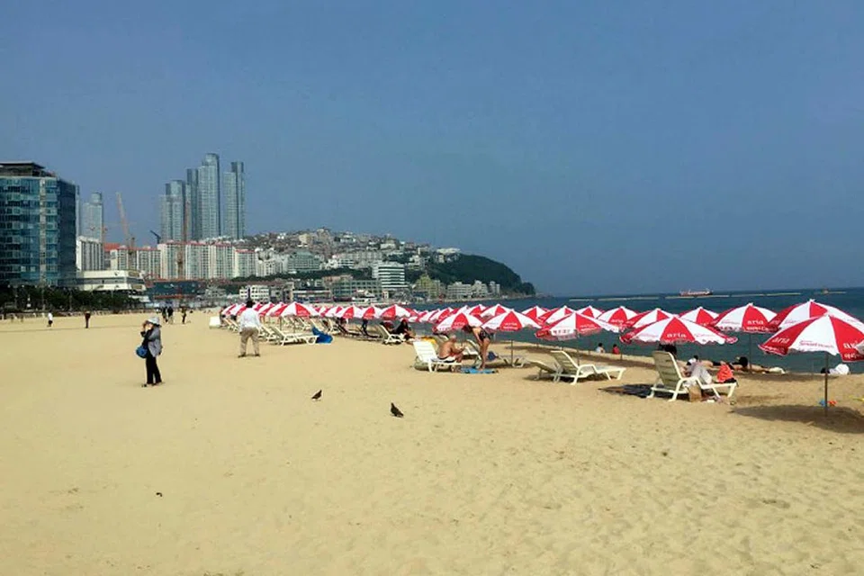PANTAI NAN INDAH: Busan turut dikenali dengan keindahan pantai-pantainya yang ibarat 'permaidani untuk kaki langit". - Foto NURIANA YAHYA