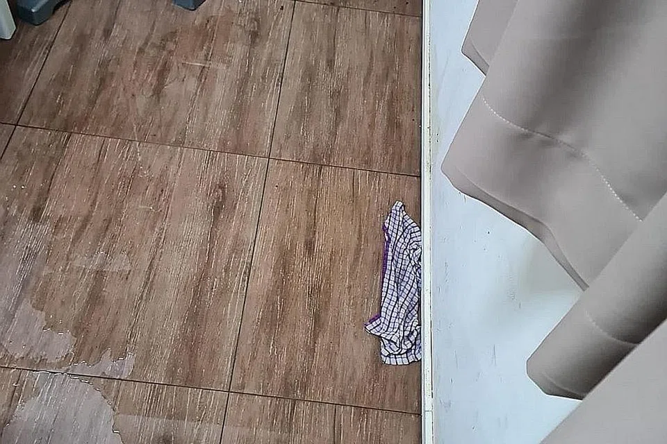 PERTINGKAT PRASARANA MADRASAH: Selain mengecat kerja-kerja menaik taraf dan penyenggaraan perlu dilakukan juga di beberapa bahagian madrasah. - Foto MADRASAH AL-MA'ARIF