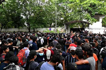 LAKUKAN BANTAHAN: Penduduk Sri Lanka mengadakan bantahan yang kian meluas di merata negara itu, antaranya kerana kenaikan harga barangan, kekurangan makanan dan bahan api. - Foto AFP