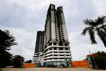 terbengkalai, condominium