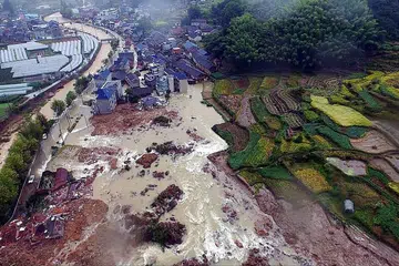 MASIH HILANG: Beginilah keadaan kawasan tanah runtuh di perkampungan Sucun, timur wilayah Zhejiang, China, yang dilanda tanah runtuh. Sekitar 27 orang masih dilaporkan hilang. - Foto AFP