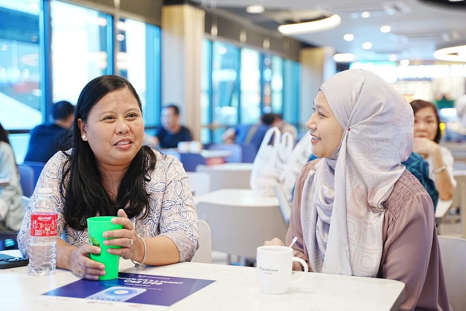 Anggota Parlimen GRC Sembawang, Cik Mariam Jaafar (kiri), dan koresponden BH, Cik Nur Humaira Sajat, bersembang di Cantine Corner by Kopitiam di 678A Woodlands Avenue 6.