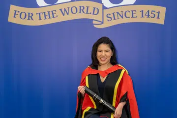 Atlet Paralimpik Singapura, Yip Pin Xiu, diraikan dalam satu majlis khas selepas dianugerahkan ijazah kehormat daripada Universiti Glasgow sempena ulang tahun ke-575 universiti berkenaan.