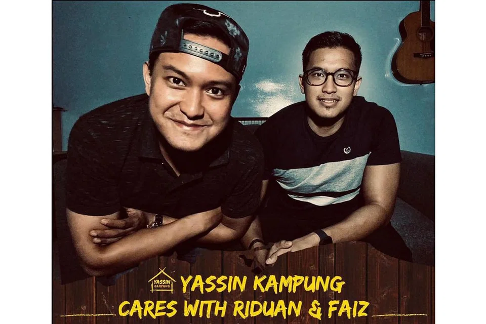 Pemuzik Riduan Yusoff (kiri) dan adiknya Faiz bersyukur dapat bekerjasama dengan restoran makanan laut Yassin Kampung bagi sesi persembahan amal dari 'Facebook Live' restoran itu selama dua jam hari ini. - Foto ihsan YASSIN KAMPUNG