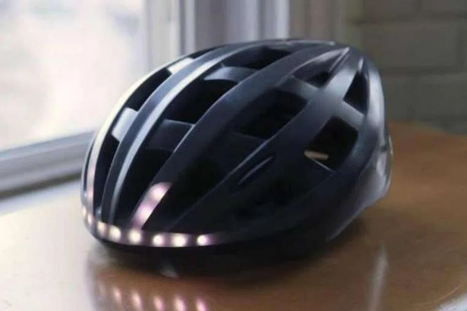 Topi keledar Lumos dipasang lampu LED yang secara automatik menyala apabila penunggang brek atau beluk. 