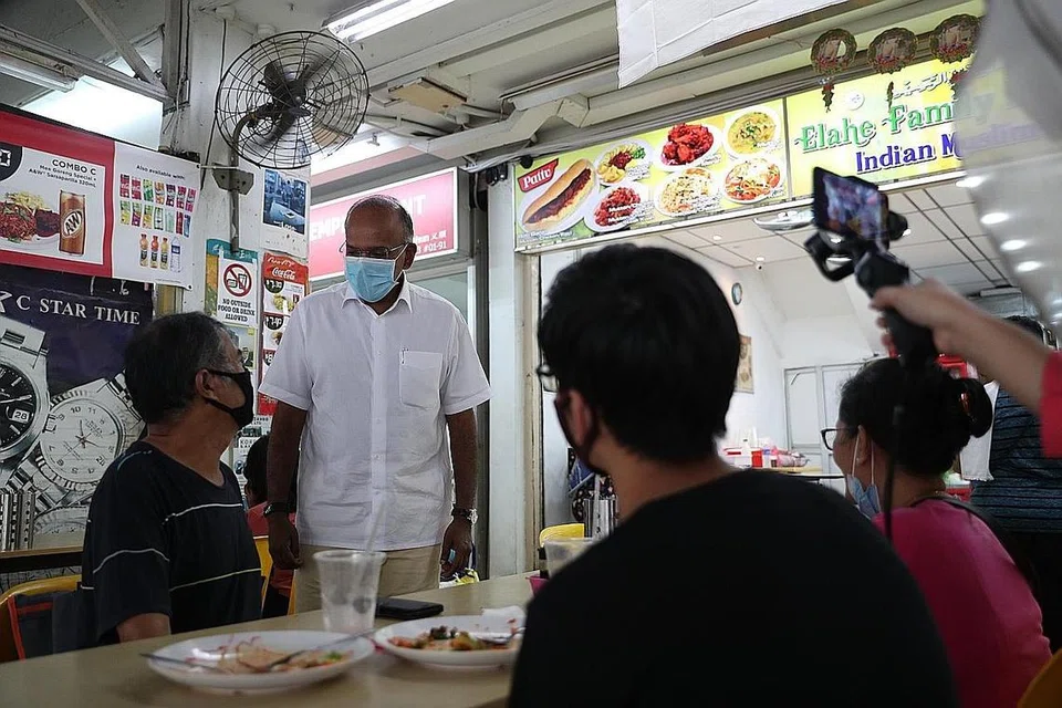 BERTEMU PENDUDUK: Encik Shanmugam (dua dari kiri) mengunjungi penduduk di Chong Pang dalam kawasan undi GRC Nee Soon.