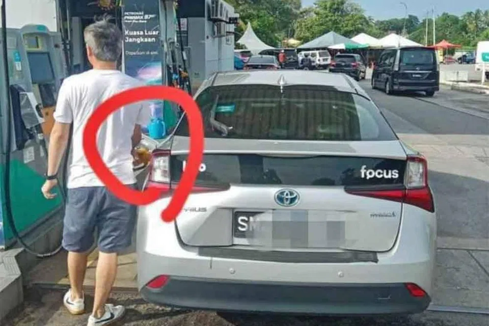 Gambar tular kereta bernombor pendaftaran asing dipercayai dari negara jiran mengisi petrol RON95 di sebuah stesen minyak di Masjid Tanah, Melaka.